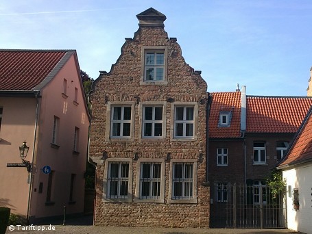 Der historische Stadtkern von Düsseldorf-Kaiserswerth ist für die Kamera des Vivaz leicht aufgenommen